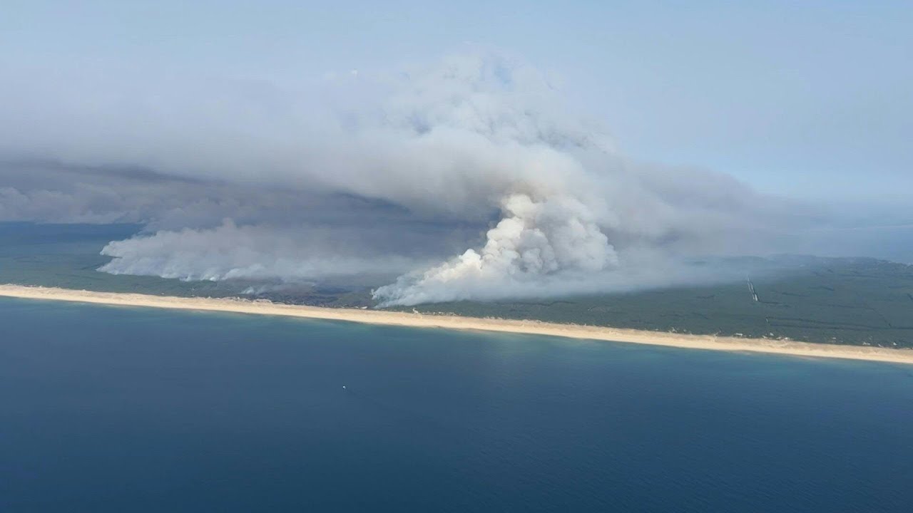 IMAGES | Vues aériennes de la presqu'île du Cap-Ferret menacée par les flammes